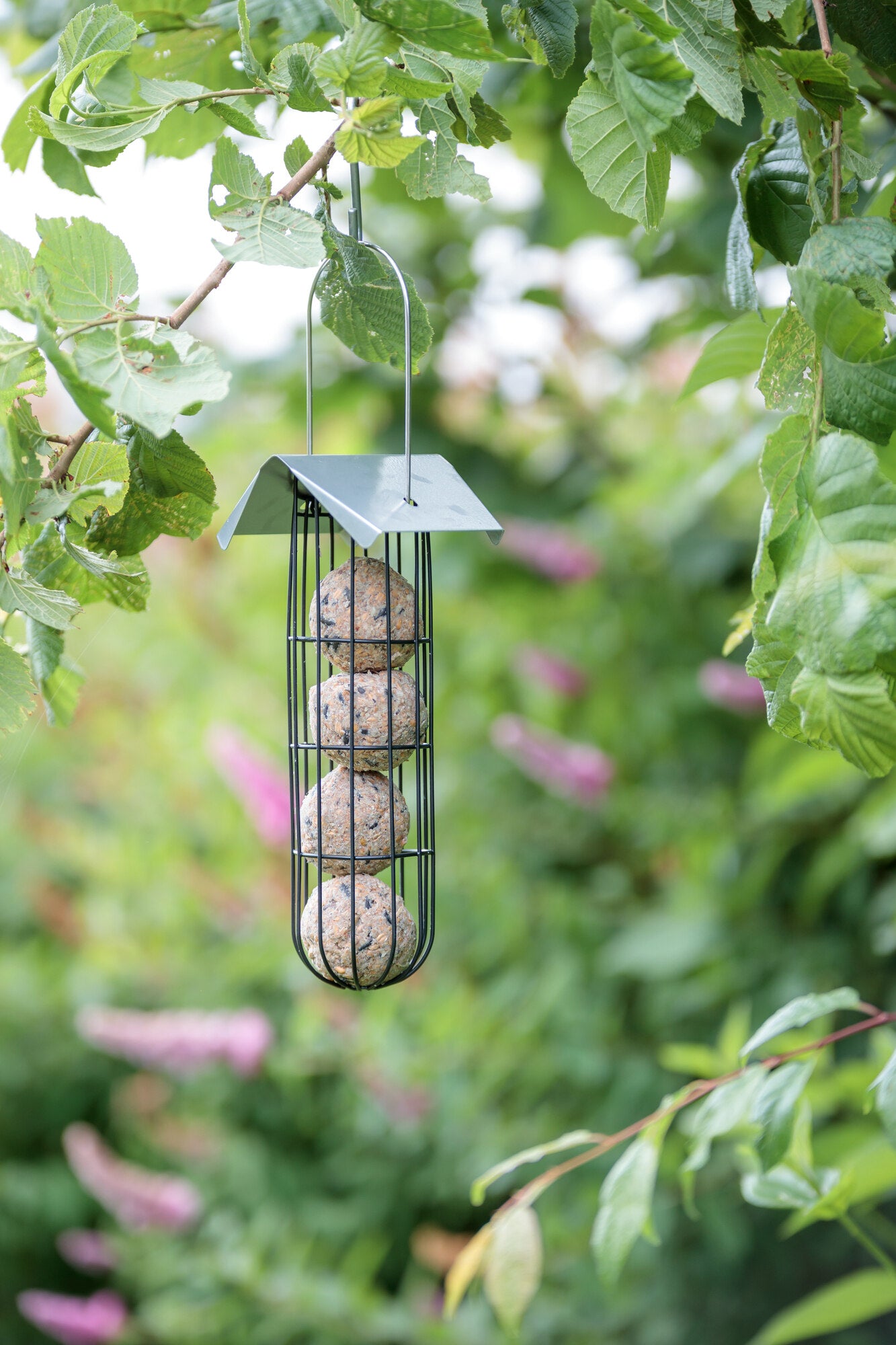 Trixie Mezenbollenhouder Met Dak 4 Bollen Metaal Zwart - Sfeerafbeelding