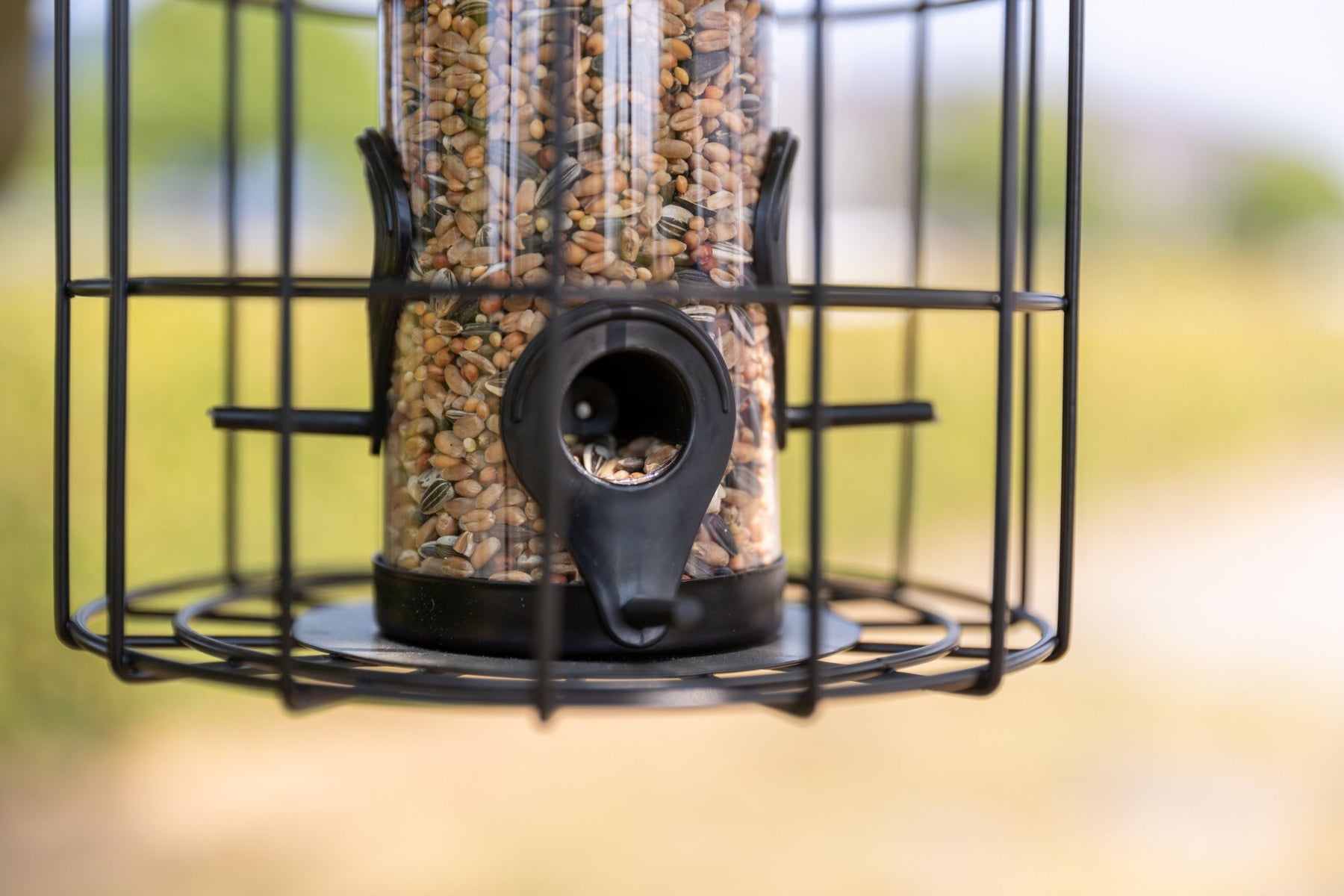 Trixie Voerdispenser Met Gaasbescherming Zwart - Sfeerafbeelding