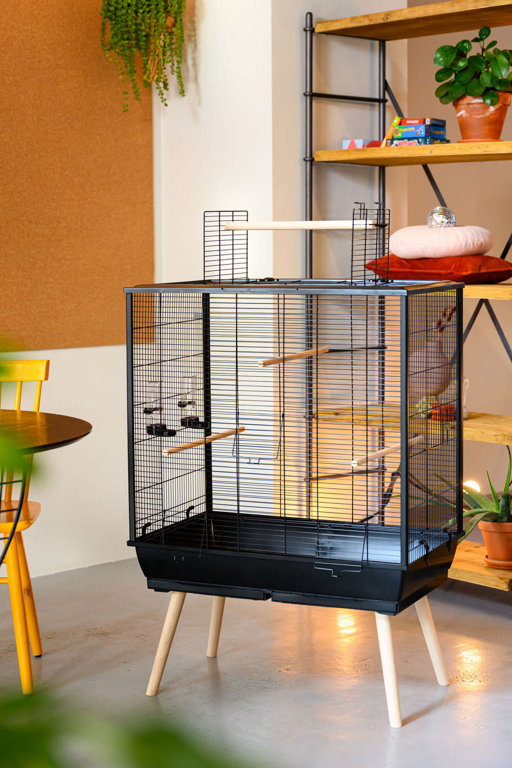 Vogelkooi Ceasar M met Standaard | Met zitstokken en voerbakjes | De Vogelkooi Ceasar M met Standaard | Met zitstokken en voerbakjes | De